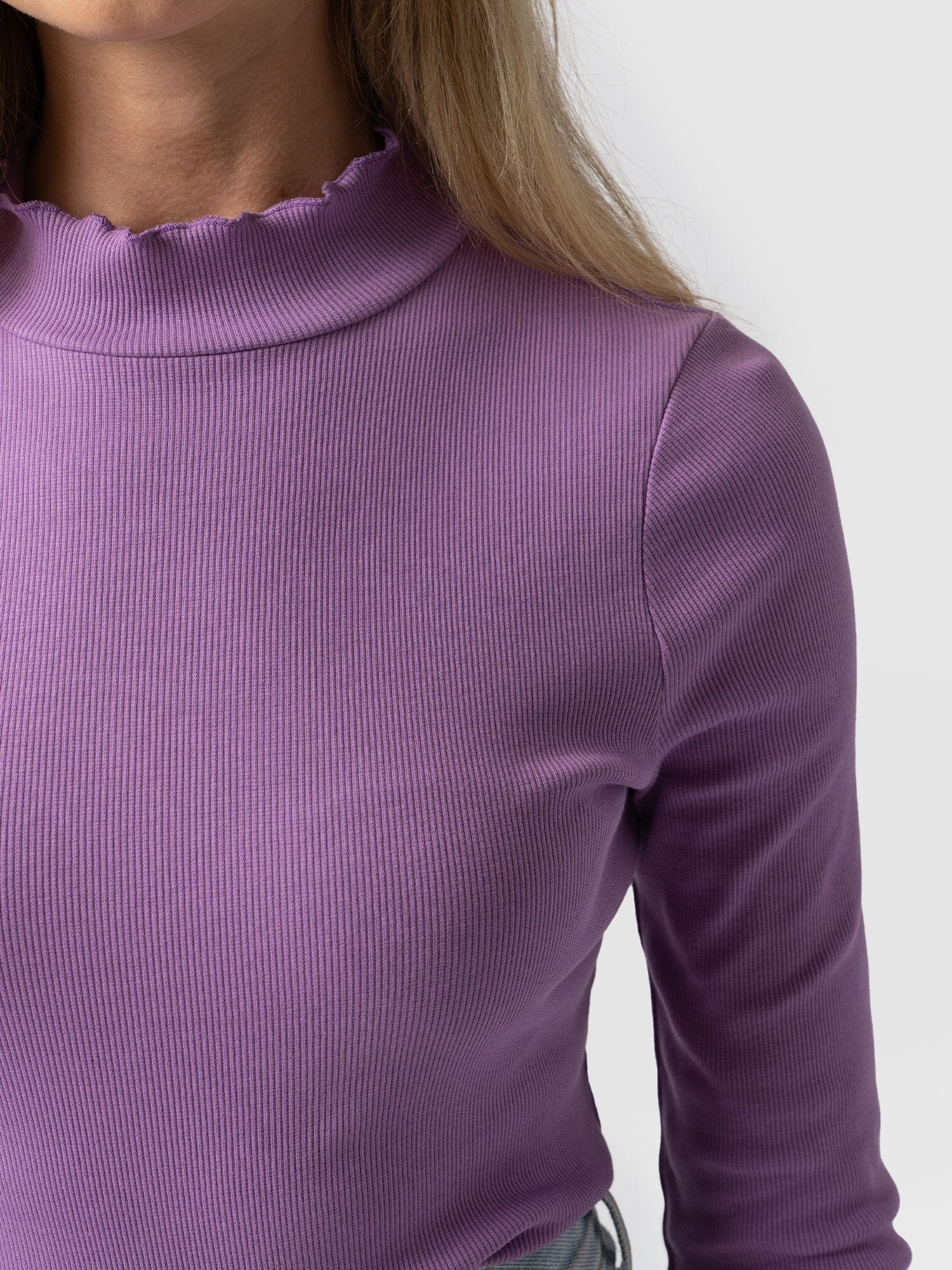 Ruffle Edge Ribbed Top Misty Purple - Women's Tops | Saint + Sofia® EU